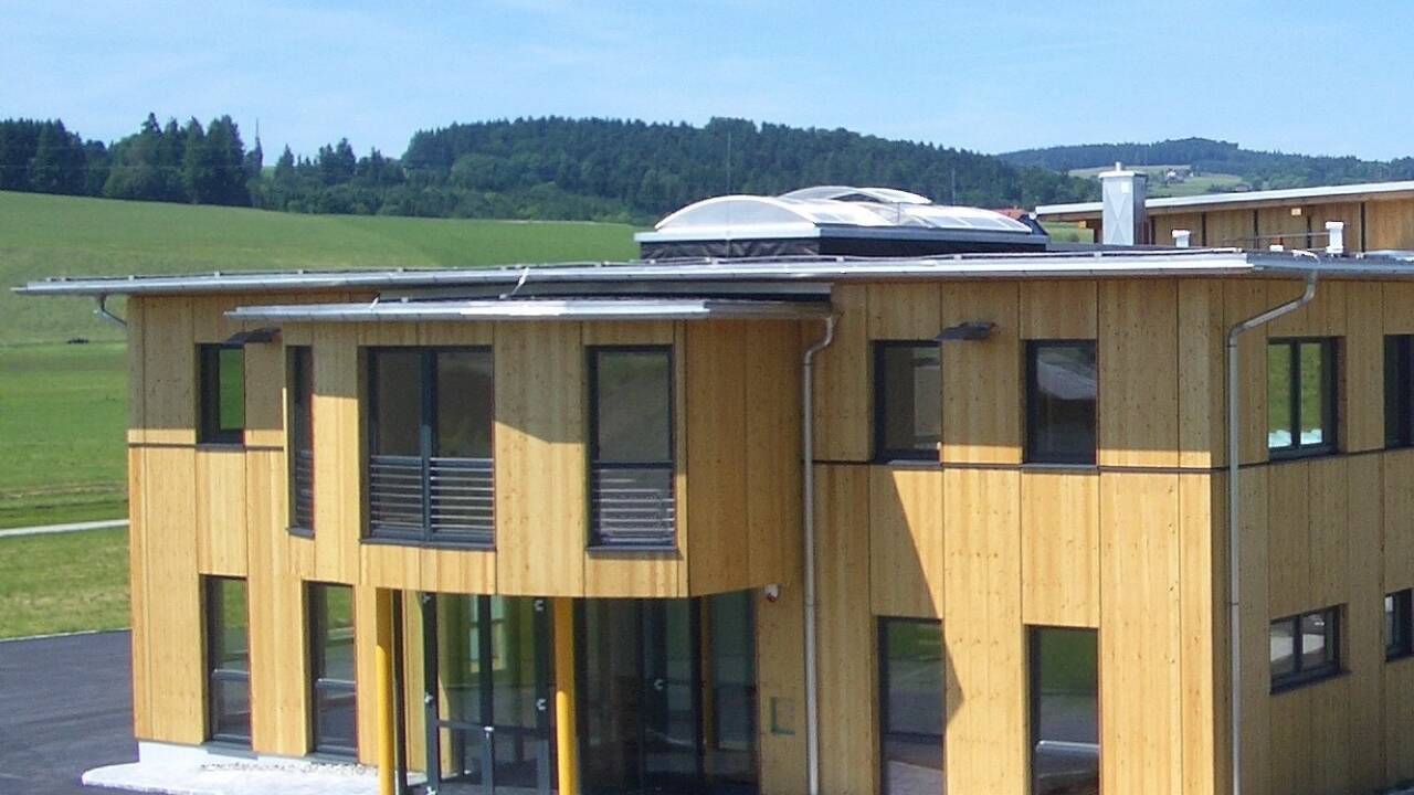 Auf dem Gebäude der EZA in Köstendorf soll eine große Photovoltaik-Anlage - finanziert von Bürgern - errichtet werden.  