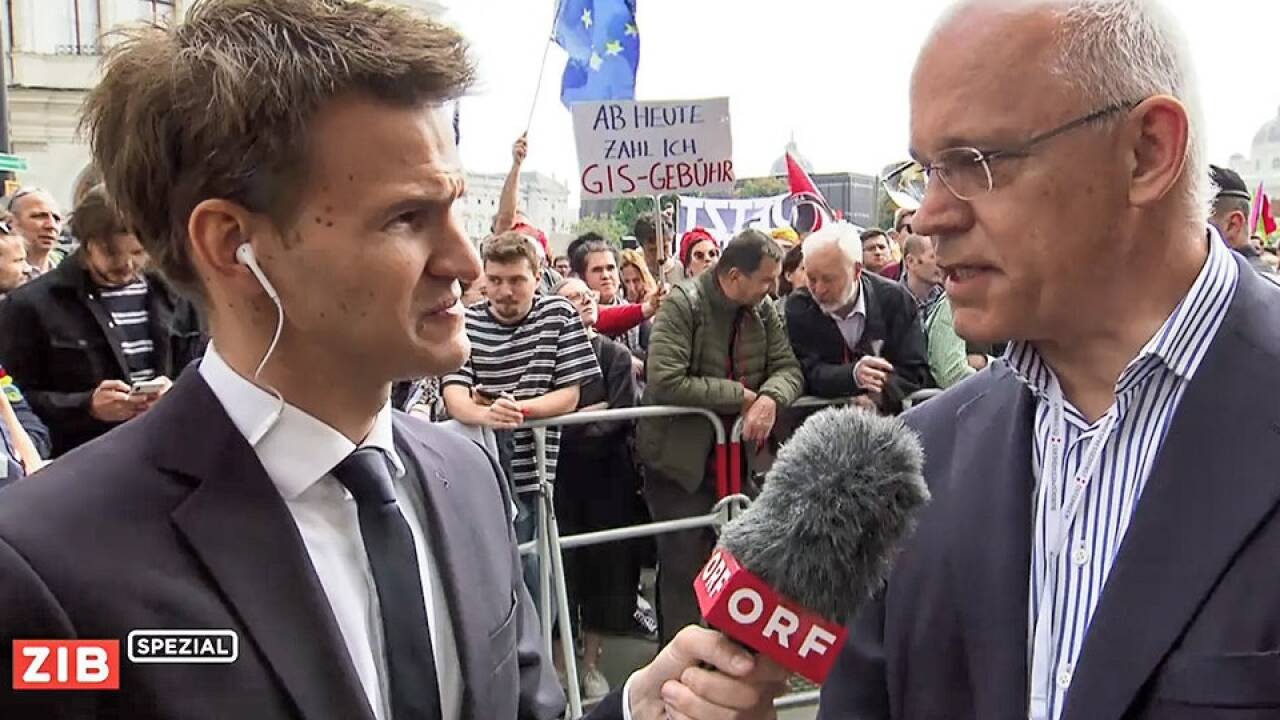 Bei der ORF-Berichterstattung zur Ibiza-Affäre setzte sich ein Demonstrant für die Rundfunkgebühr ein. Der Urheber ist unbekannt. 
