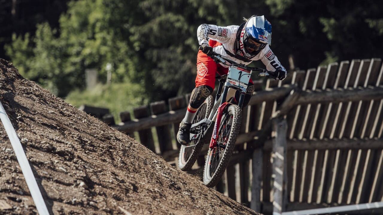 Letztes Jahr fuhr sie in ihrem spektakulären Heimrennen zu einem ungefährdeten Sieg bei den Juniorinnen. Letztes Jahr fuhr sie in ihrem spektakulären Heimrennen zu einem ungefährdeten Sieg bei den Juniorinnen.