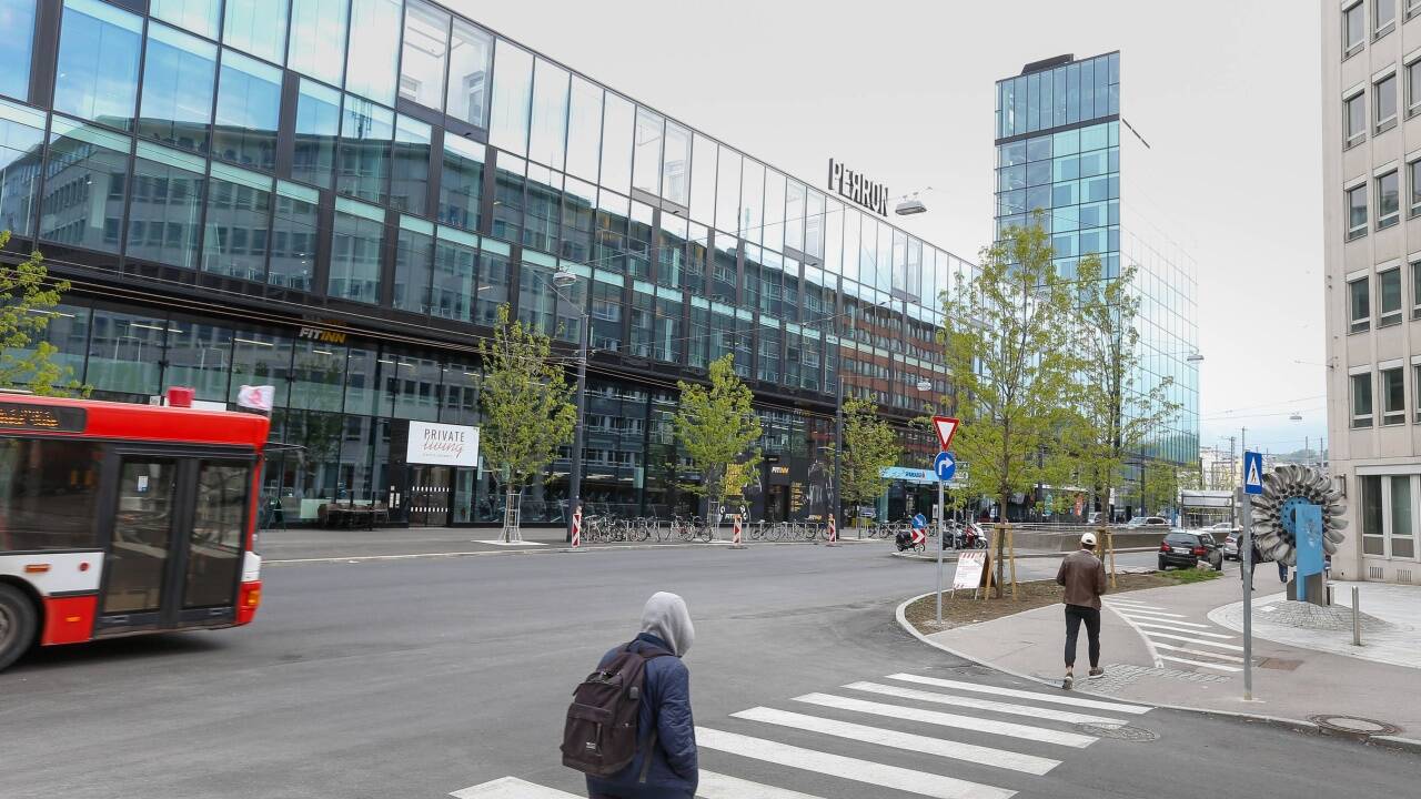 Das Perron am Salzburger Hauptbahnhof ist fertig. Die rund zwölf Wohnungen werden aber als Appartements an Touristen vermietet. Und das sei so nicht vorgesehen gewesen, sagt die Stadt.  