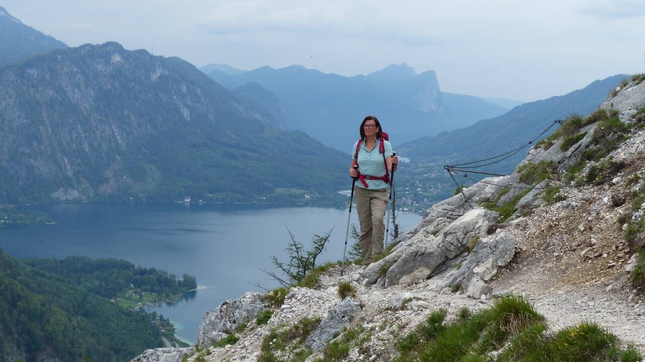 Unterwegs mit Sicht aufs Atterseegebiet. 
