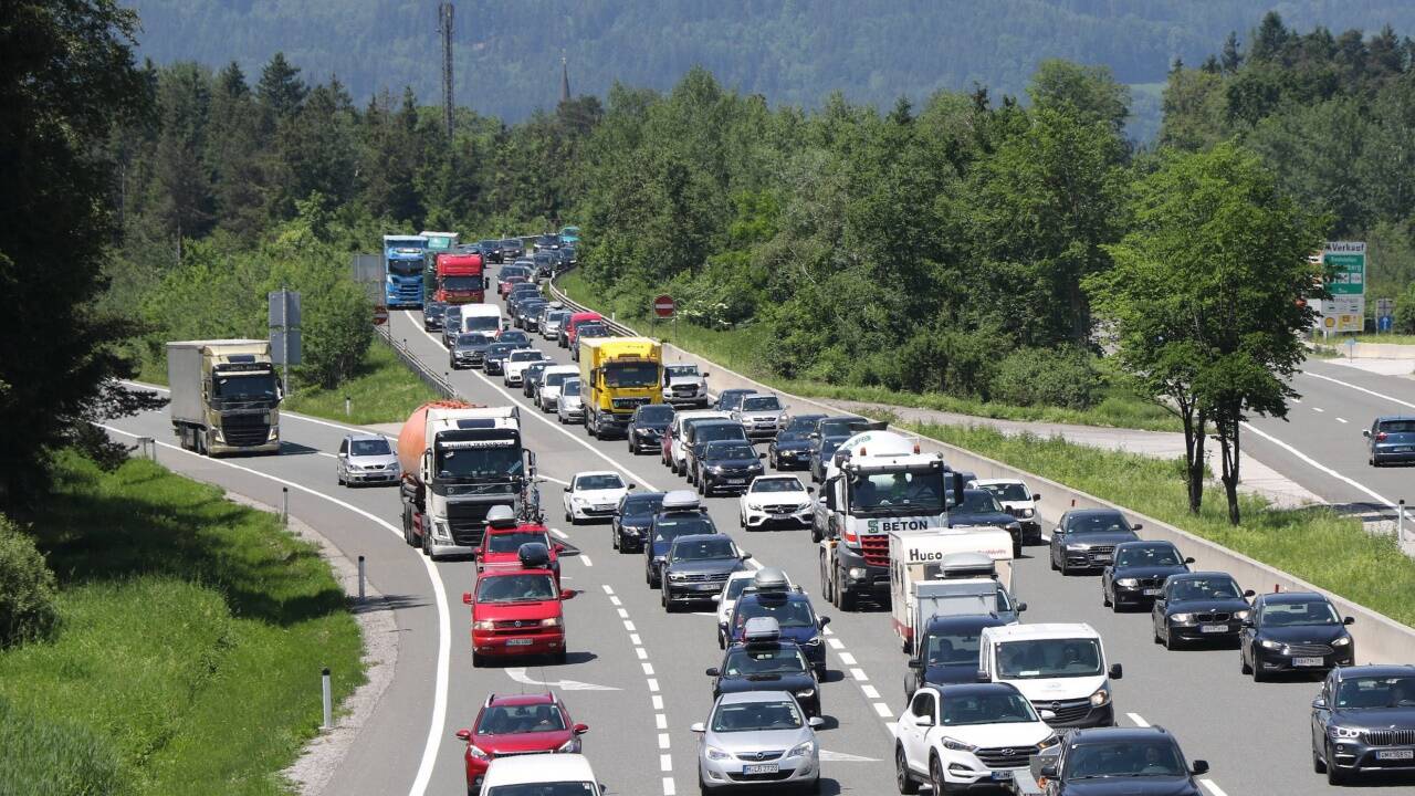 Ab in den Süden: Die Reisewelle rollt – allerdings sehr langsam wie hier im Goiser Dreieck bei Wals. Ab in den Süden: Die Reisewelle rollt – allerdings sehr langsam wie hier im Goiser Dreieck bei Wals.