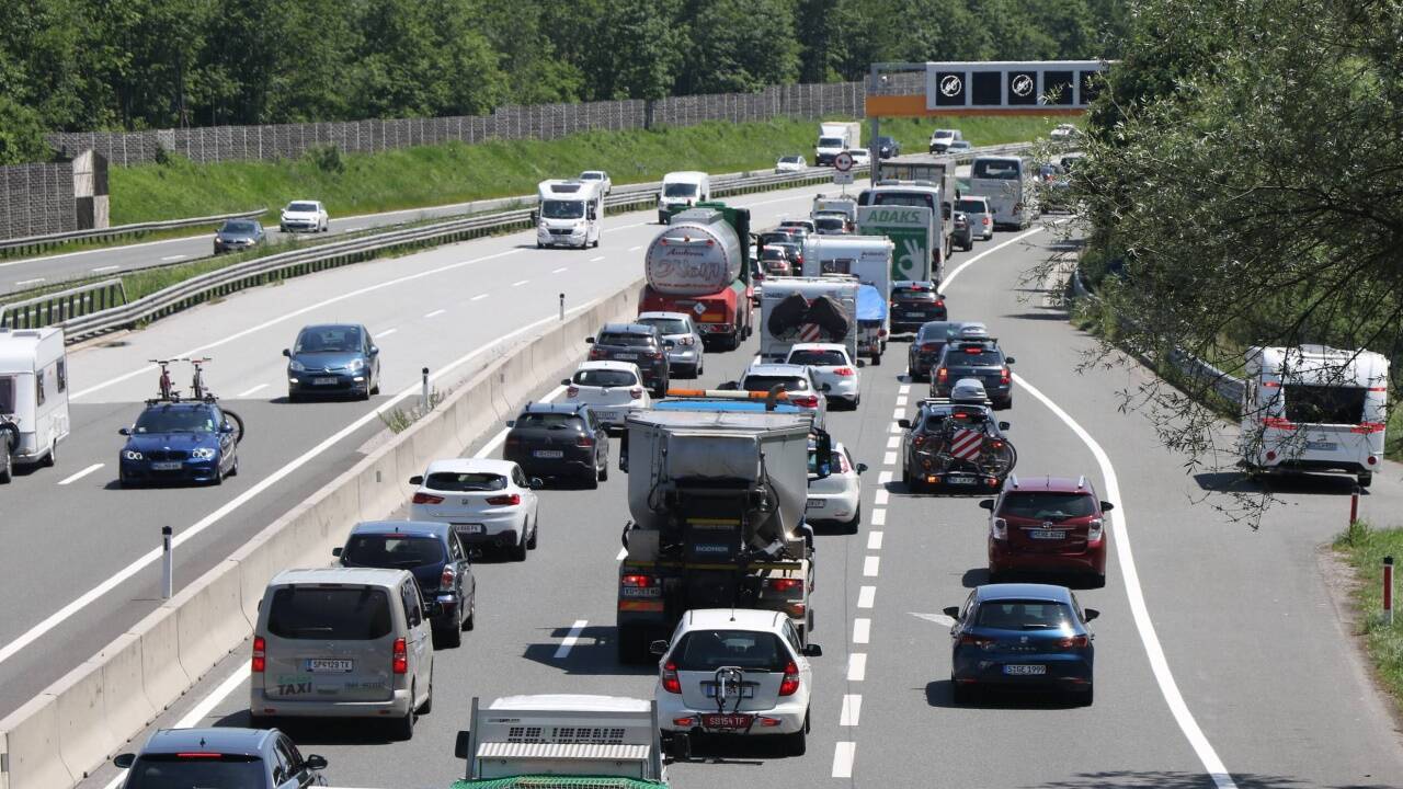 Ab in den Süden: Die Reisewelle rollt – allerdings sehr langsam wie hier im Goiser Dreieck bei Wals. Ab in den Süden: Die Reisewelle rollt – allerdings sehr langsam wie hier im Goiser Dreieck bei Wals.