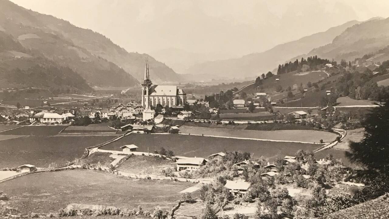 St. Johann im Pongau auf einem Foto von 1875. Noch um 1900 war der Ort nur ein größerer Marktflecken mit um die 120 Häusern, nicht mehr als im 16. Jahrhundert. 