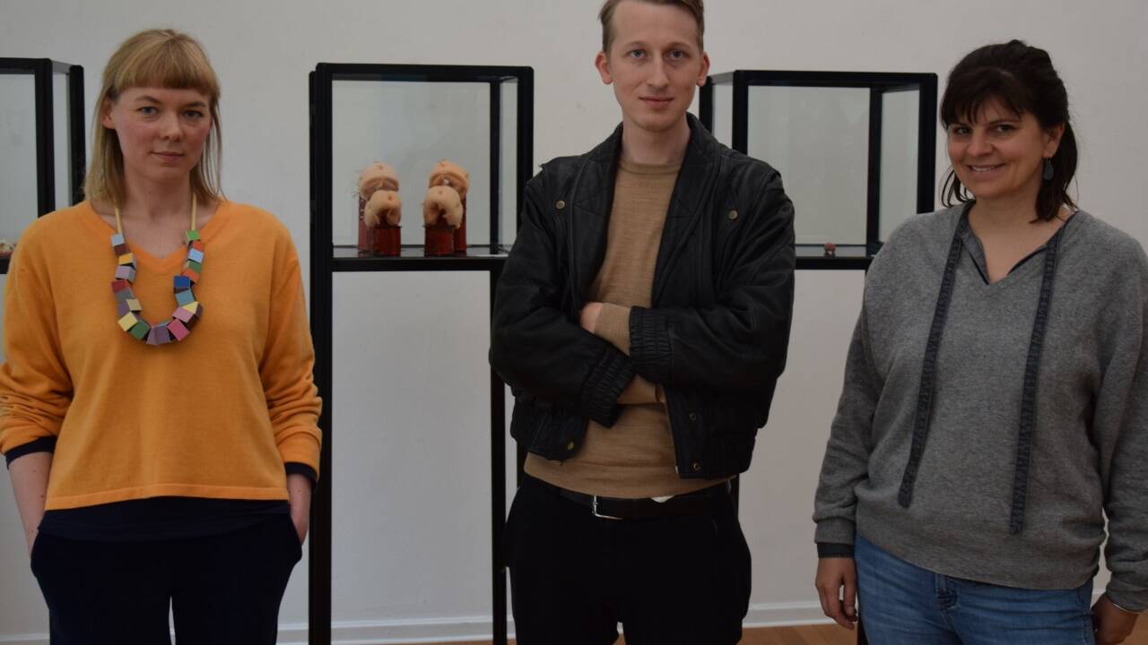 Paul Iby, Eligius-Schmuck-Preisträger 2019, vor seinen Emailschuhen, die man mit Kohlen füllen kann – mit Konstanze Prechtl (li.) und Martina Mühlfellner.  Paul Iby, Eligius-Schmuck-Preisträger 2019, vor seinen Emailschuhen, die man mit Kohlen füllen kann – mit Konstanze Prechtl (li.) und Martina Mühlfellner.