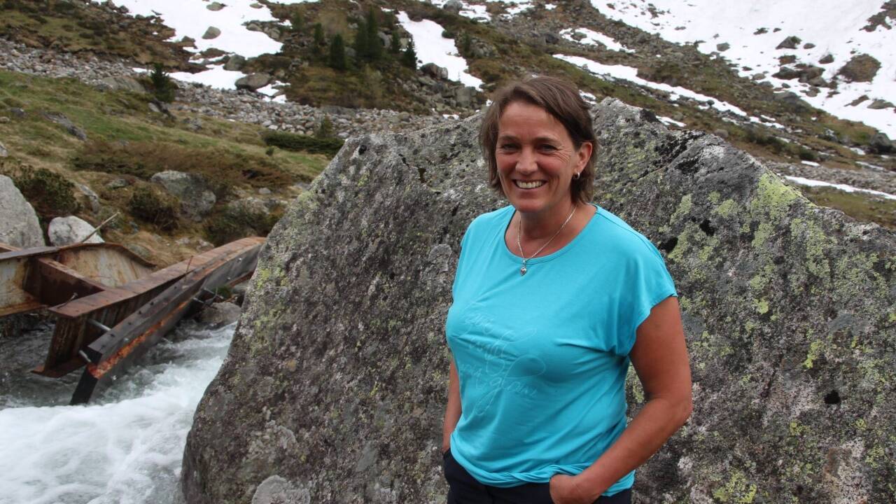 Karin Lechner im Krimmler Achental. Im Bach sind die Reste der von einer Lawine weggerissenen Brücke zu sehen.  