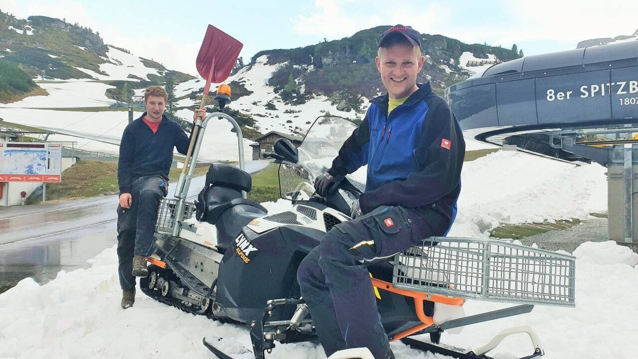 Mitarbeiter der Kringslifte in Obertauern räumen nach wie vor Schnee, um Wege freizulegen.  