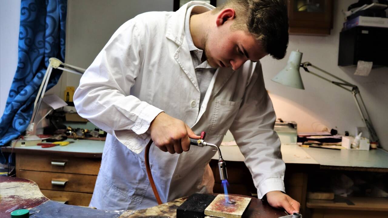 Eric Dengg beim Glühen des Materials. Bild: Ronny Taferner 