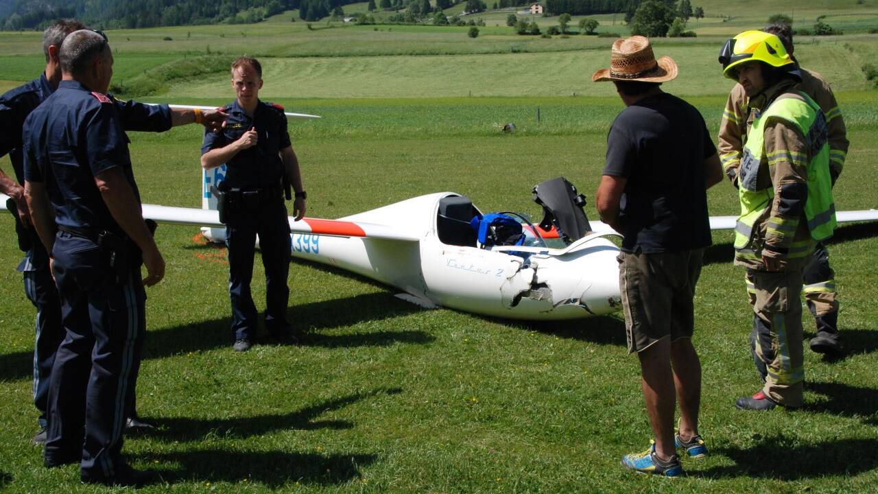 Polizei und Feuerwehr beim beschädigten Flugzeug.  