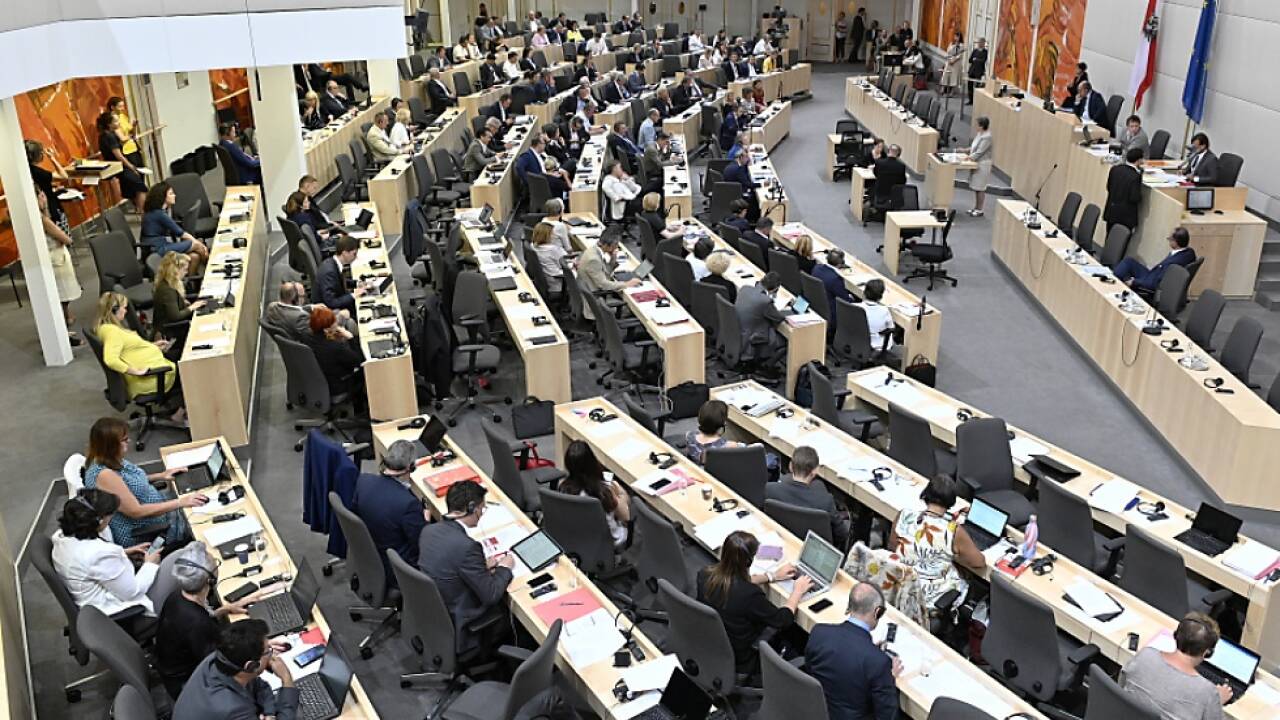 Nationalrat mit neu besetzter Regierungsbank Nationalrat mit neu besetzter Regierungsbank