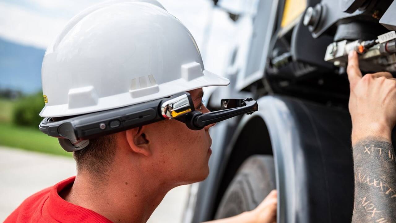 Mit einer Datenbrille können Arbeiter vor Ort unterstützt werden.   Mit einer Datenbrille können Arbeiter vor Ort unterstützt werden.