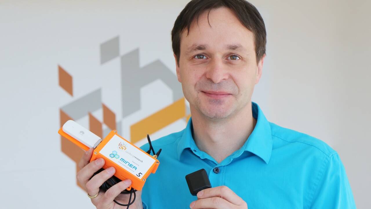 Peter Dorfinger mit dem sogenannten Miner – also der Box, die den Handyempfang misst. 