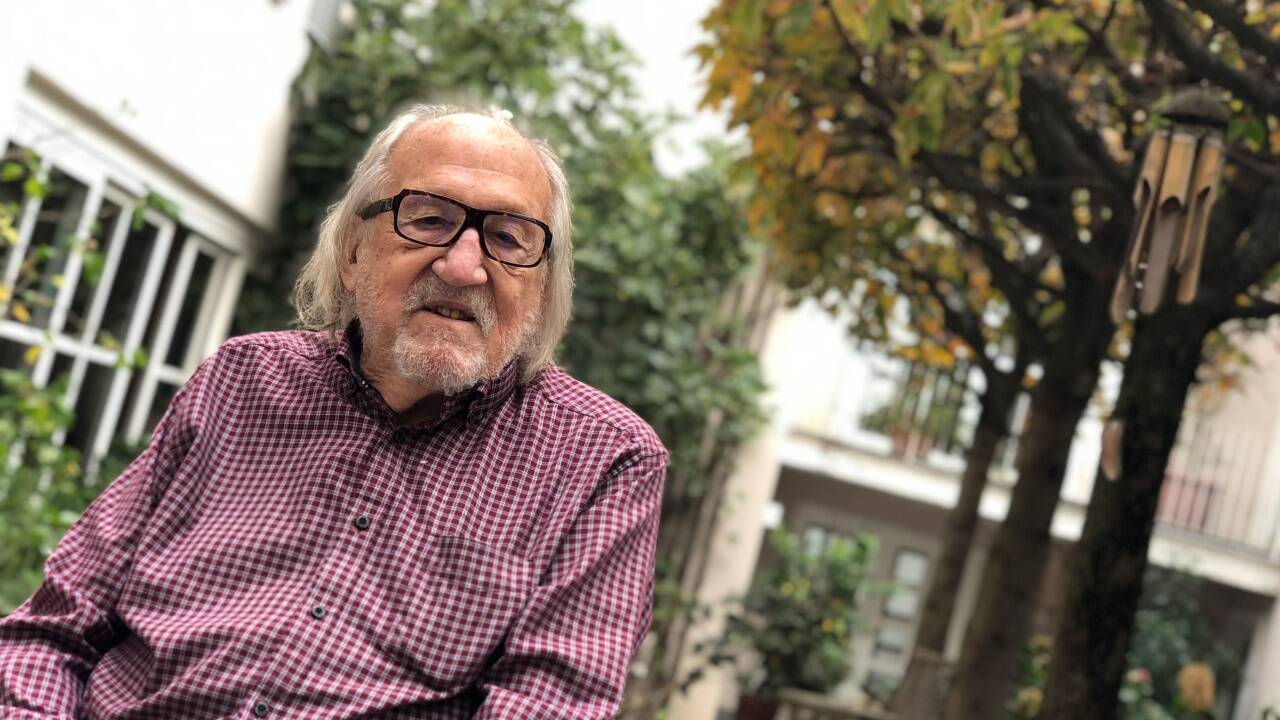 Wilhelm Holzbauer im Alter von 88 Jahren im Innenhof seines Büro- und Wohnhauses in Wien. 