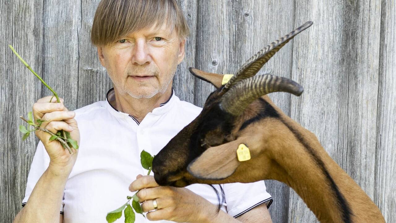Hubert Lepka will in der Inszenierung „Herde und Stall“ wissen, wie wir Tier nutzen und was es uns nutzt, mit ihnen zu tanzen. 