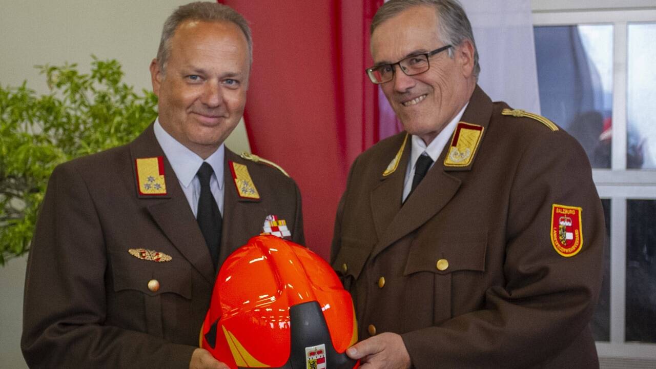 Nachfolge und Vorgänger: Leopold Winter (r.) übergibt den roten Helm des Landesfeuerwehrkommandanten an Günter Trinker. 