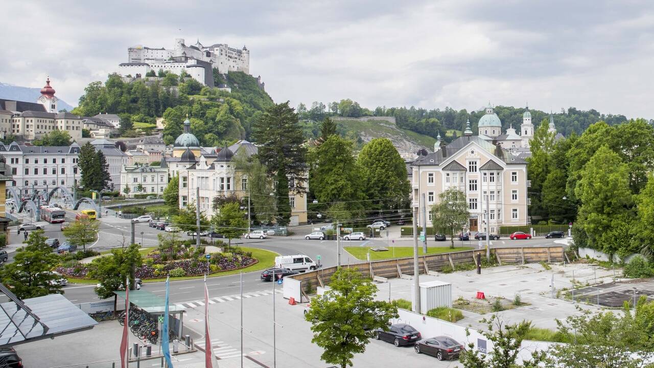 Der Rehrlplatz soll ab Mitte September bebaut werden – die Bewilligungen liegen vor. Die Wohnungen mit Festungsblick werden jetzt online zum Kauf angeboten – zu absoluten Spitzenpreisen. 