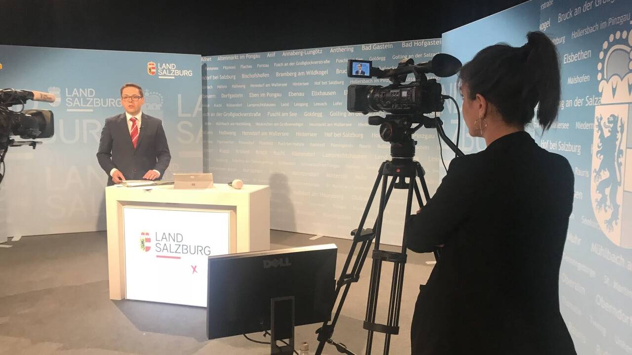 Das Landesmedienzentrum ist im Lauf der Zeit auf 21 Mitarbeiter gewachsen. Bei besonderen Anlässen wie einer Wahl oder dem EU-Gipfel im Vorjahr gibt es auch Live-Einstiege. Das Landesmedienzentrum ist im Lauf der Zeit auf 21 Mitarbeiter gewachsen. Bei besonderen Anlässen wie einer Wahl oder dem EU-Gipfel im Vorjahr gibt es auch Live-Einstiege.