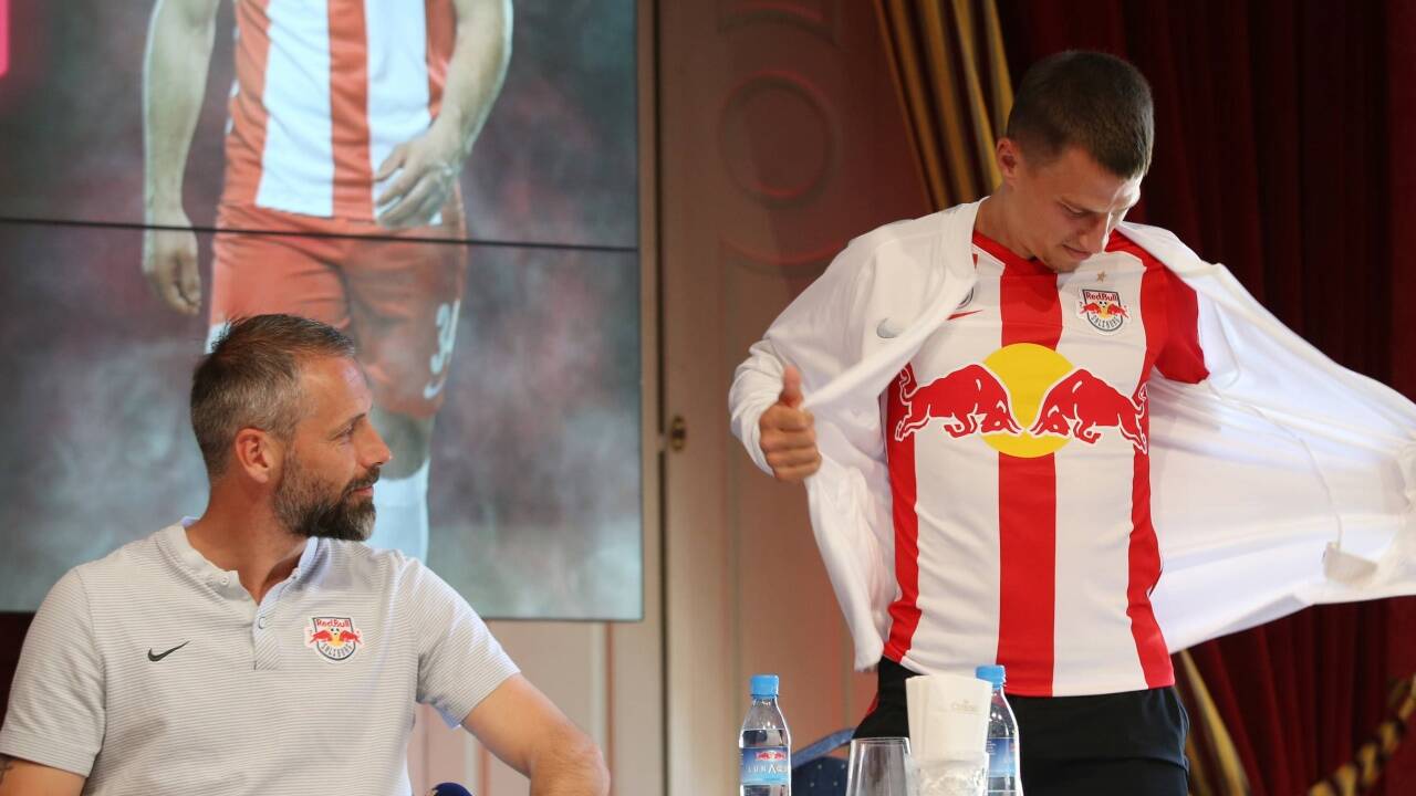 Einer der letzten Termine beim alten Club: Präsentation des neuen Red-Bull-Trikots.  