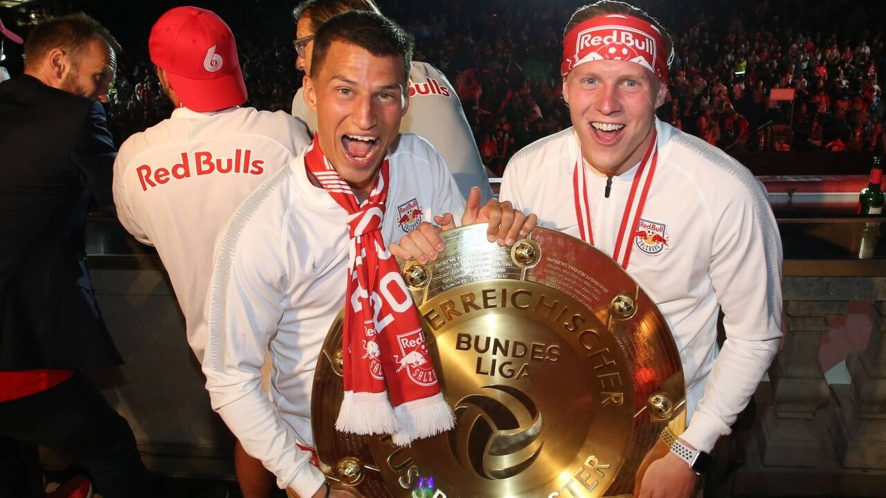 19. Juni 2019 – Abschied: Aus gegebenen Anlass ein Bild aus alten Zeiten. Vier Mal durfte Red Bull Salzburg-Star Stefan Lainer, hier mit Xaver Schlager, mit den Salzburgern den Meisterteller stemmen. Jetzt wurde bekannt, dass er zum deutschen Verein Mönchengladbach wechselt.  