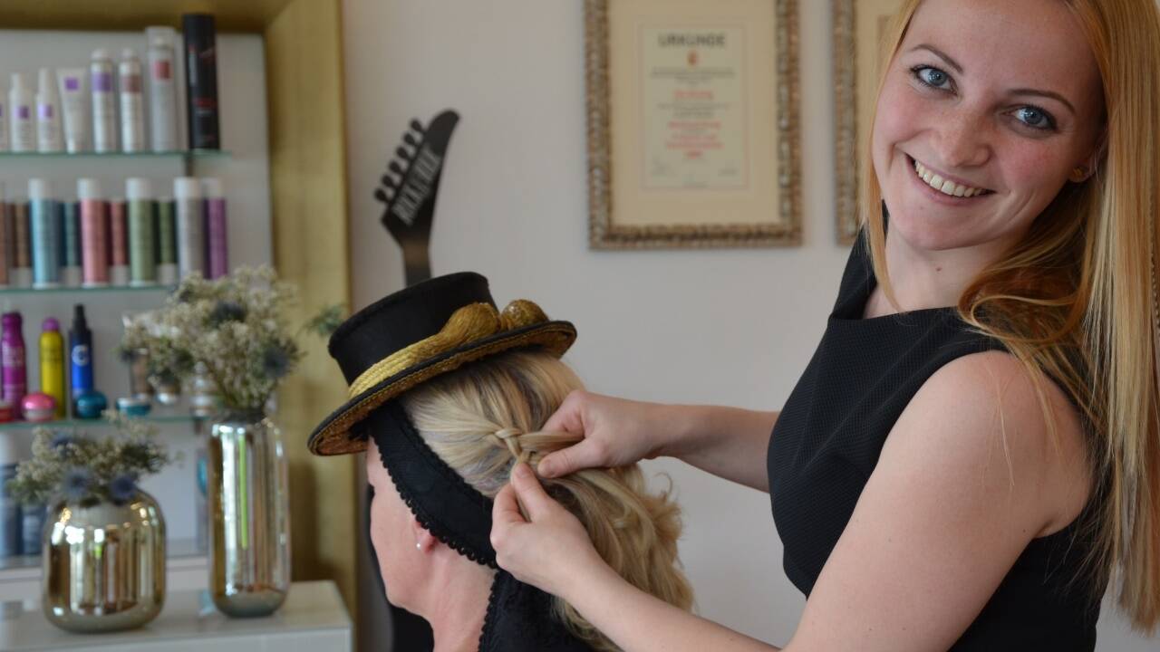 Alte Traditionen mit trendigen Frisuren aufwerten: Pia Feigl-Dertnig zeigt, wie es geht. 