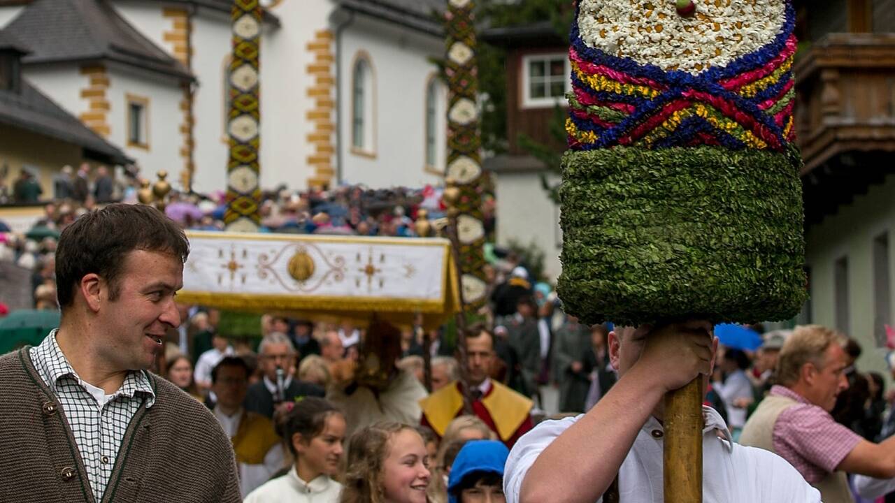 Bis zu 80.000 Blüten werden in einer Pramstange geflochten.  