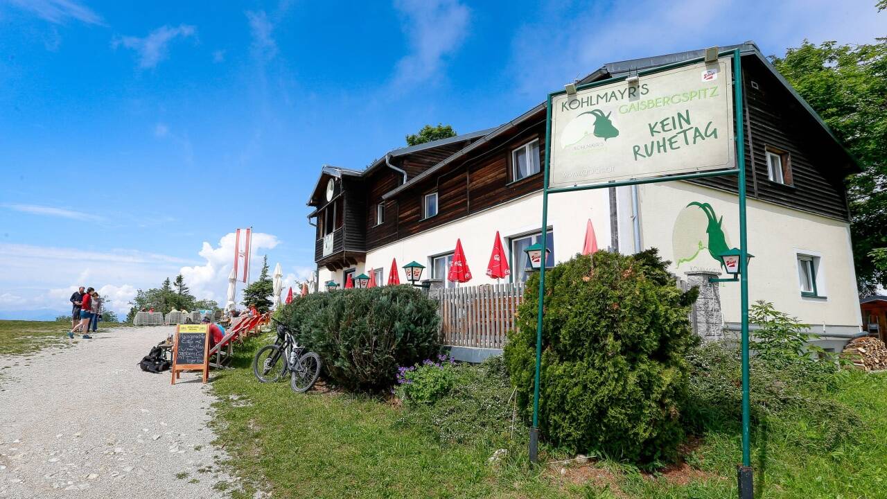 Derzeit ist auf dem Gaisbergspitz nur das Gasthaus der Kohlmayrs offen.  