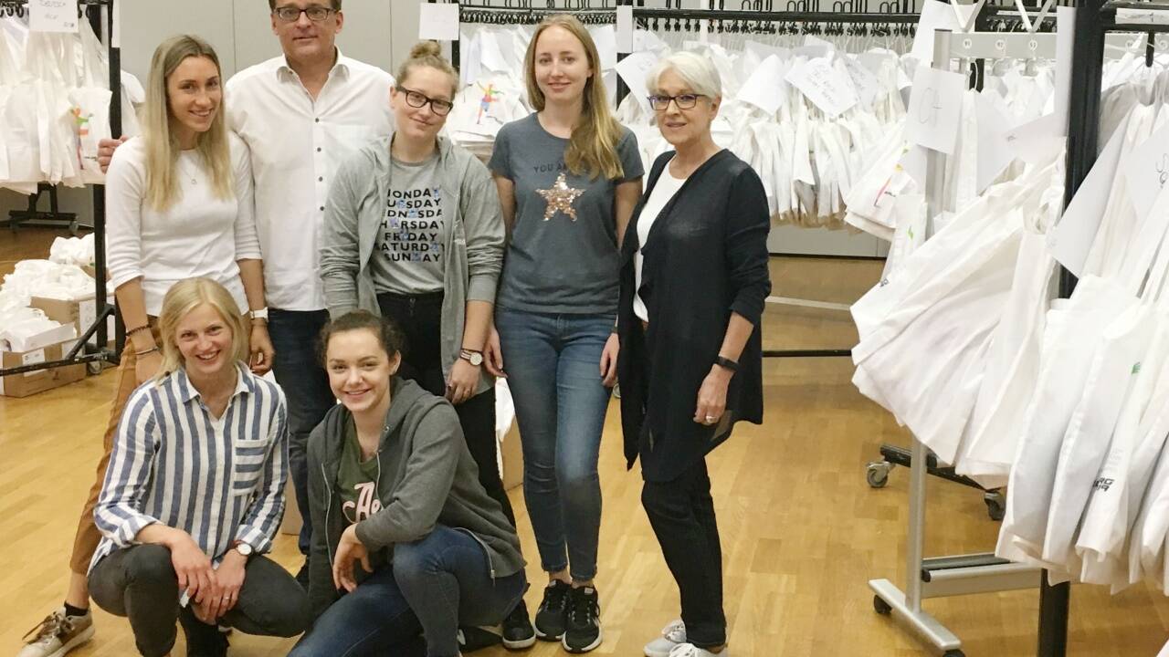 Klaus Höftberger mit seinem Team – nachdem sie 7000 Starterpakete eingepackt haben.  