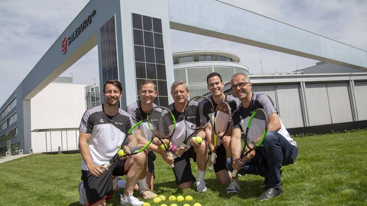 Die Tennis-Mannschaft der Salzburg AG mit Peter Arzböck, Sebastian Schuller, Josef Hammerl, Daniel Nott und Hans Grünwald. 