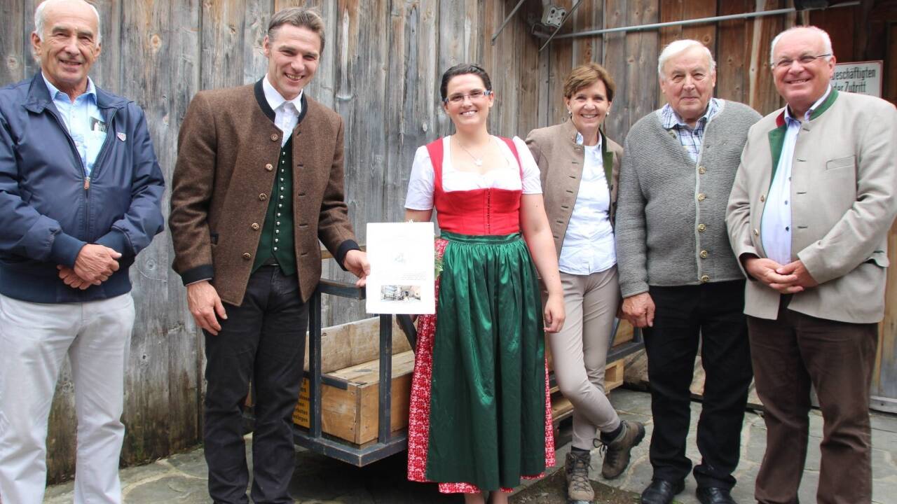 Kisterl-Übergabe (von links): Siegfried Kopp, Bürgermeister Peter Loitfellner, Observatoriums-Leiterin Elke Ludewig, Landtagspräsidentin Brigitta Pallauf, Kisterl-Erbauer Ludwig Neureiter ud Franz Schausberger.  