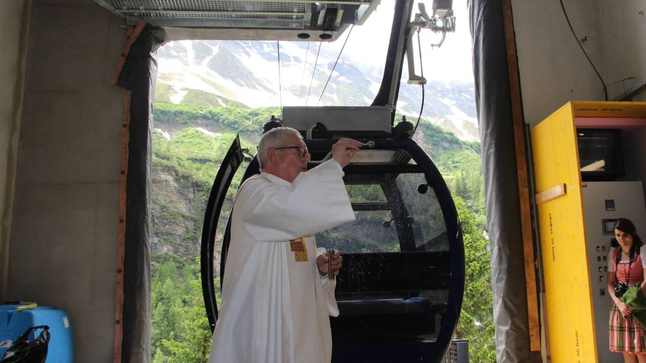 Pfarrer Fuchs segnete die neue Seilbahn. 