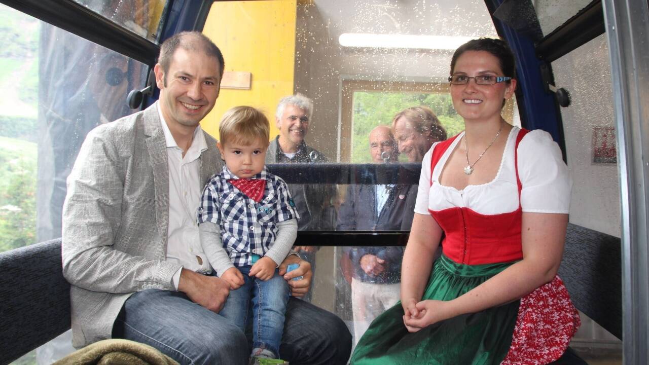 Elke Ludewig, Seilbahn-Konstrukteur Zeno Reggiani und dessen Sohn Raffael in der neuen Kabine. 