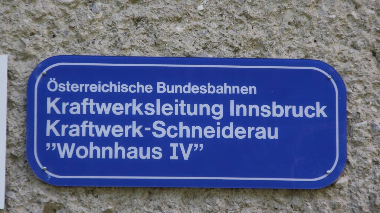 Schild auf Wohnhaus IV. 