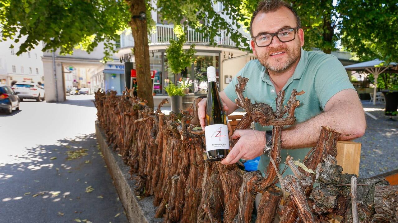 Gastronom Günther Grahammer hat um den Gastgarten in seinem Lokal Cook & Wine (ehemals Posthof) in der Kaigasse einen Zaun errichtet: Dieser besteht aus alten Bio-Rebstöcken – gefällt aber nicht allen.   Gastronom Günther Grahammer hat um den Gastgarten in seinem Lokal Cook & Wine (ehemals Posthof) in der Kaigasse einen Zaun errichtet: Dieser besteht aus alten Bio-Rebstöcken – gefällt aber nicht allen.