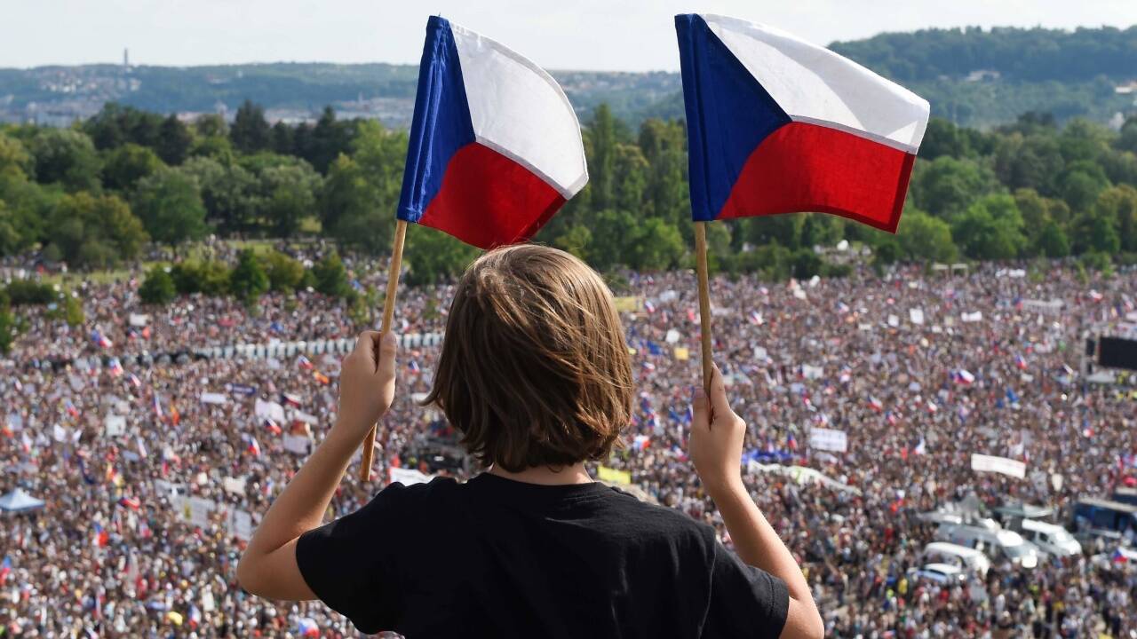 Laut neuesten Schätzungen kamen am Sonntag rund 283.000 Menschen auf den Prager Letná-Platz, um gegen Babis zu protestieren. 