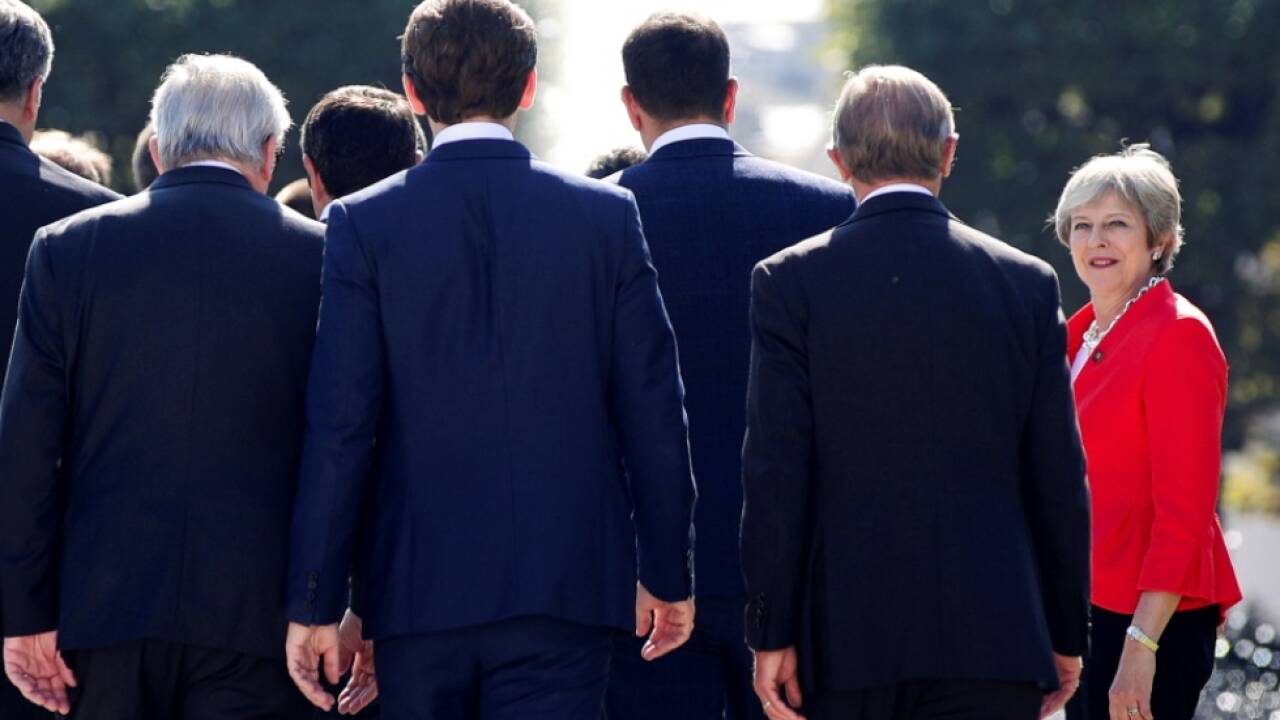 'Brexit': Gesamtsieger Objektiv 2019 und Siegerbild in der Kategorie Innen- und Außenpolitik von Lisi Niesner. Die britische Premierministerin Theresa May steht isoliert und blickt zu den Staats- und Regierungschefs der Europäischen Union während des Familienfotos zum informellen EU-Gipfel in Salzburg.  