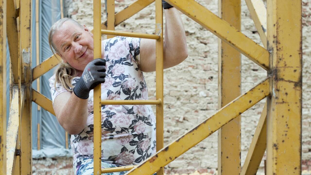 'Erika die Erste': Kategorie-Sieger Objektiv 2019 in der Kategorie Wirtschaft von Nina Strasser. Erika Wieser ist die einzige Baukranführerin Österreichs. Bis vor sechs Jahren trug sie einen männlichen Vornamen und steckte im falschen Körper. Ihr Outing sorgte auf der Baustelle für Irritation. Inzwischen hat sie die Kollegen fest im Griff. 