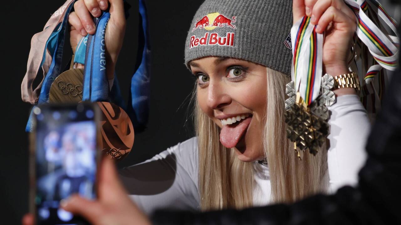 'Abschied': Kategorie-Sieger Objektiv 2019 in der Kategorie Sport von Leonhard Foeger. Lindsey Vonn mit allen jemals von ihr gewonnenen Medaillen während ihrer Abschiedspressekonferenz in Åre. 