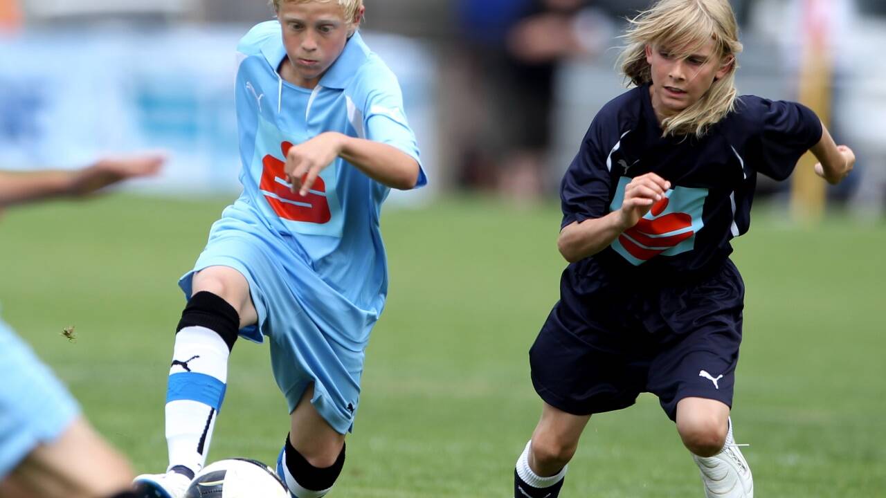 Ein ganz junger Xaver Schlager (l.) in der Schülerliga für die Praxis-HS Salzburg am Ball. 