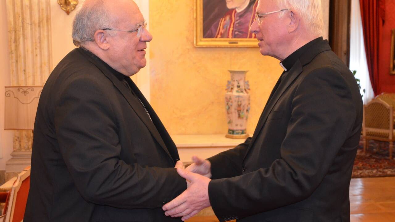 Der Salzburger Erzbischof Franz Lackner (rechts) wies nach dem Interview des neuen päpstlichen Vertreters in Österreich, Nuntius Pedro López Quintana (65, links) aus Spanien, eindringlich darauf hin, dass es nach der Visitation in Kärnten „um die Glaubwürdigkeit der Kirche in unserem Land geht“. Der Salzburger Erzbischof Franz Lackner (rechts) wies nach dem Interview des neuen päpstlichen Vertreters in Österreich, Nuntius Pedro López Quintana (65, links) aus Spanien, eindringlich darauf hin, dass es nach der Visitation in Kärnten „um die Glaubwürdigkeit der Kirche in unserem Land geht“.