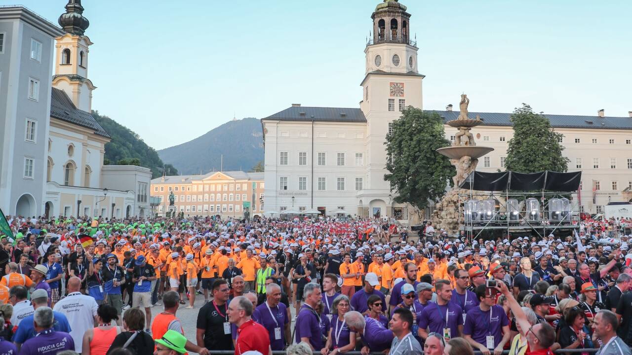 Tausende Athletinnen und Athleten aus aller Welt kamen Mittwochabend zur Eröffnung der Europäischen Betriebssportspiele auf den Salzburger Residenzplatz. 