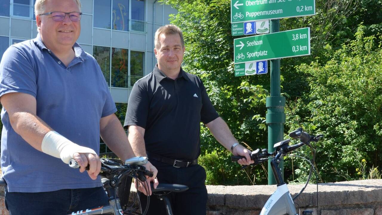 Regionalverbandsobmann Simon Wallner und Geschäftsführer Gerold Daxecker (v. l.) freuen sich über die neue Radwegbeschilderung, die auch in Obertrum bereits den Weg weist.Bild: Fink 