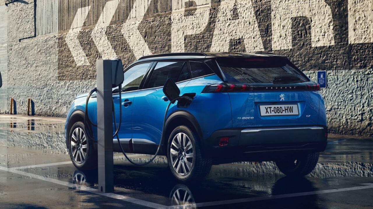 Die hundertprozentige Elektroversion E-2008 bietet eine Reichweite von 310 km nach WLTP.  