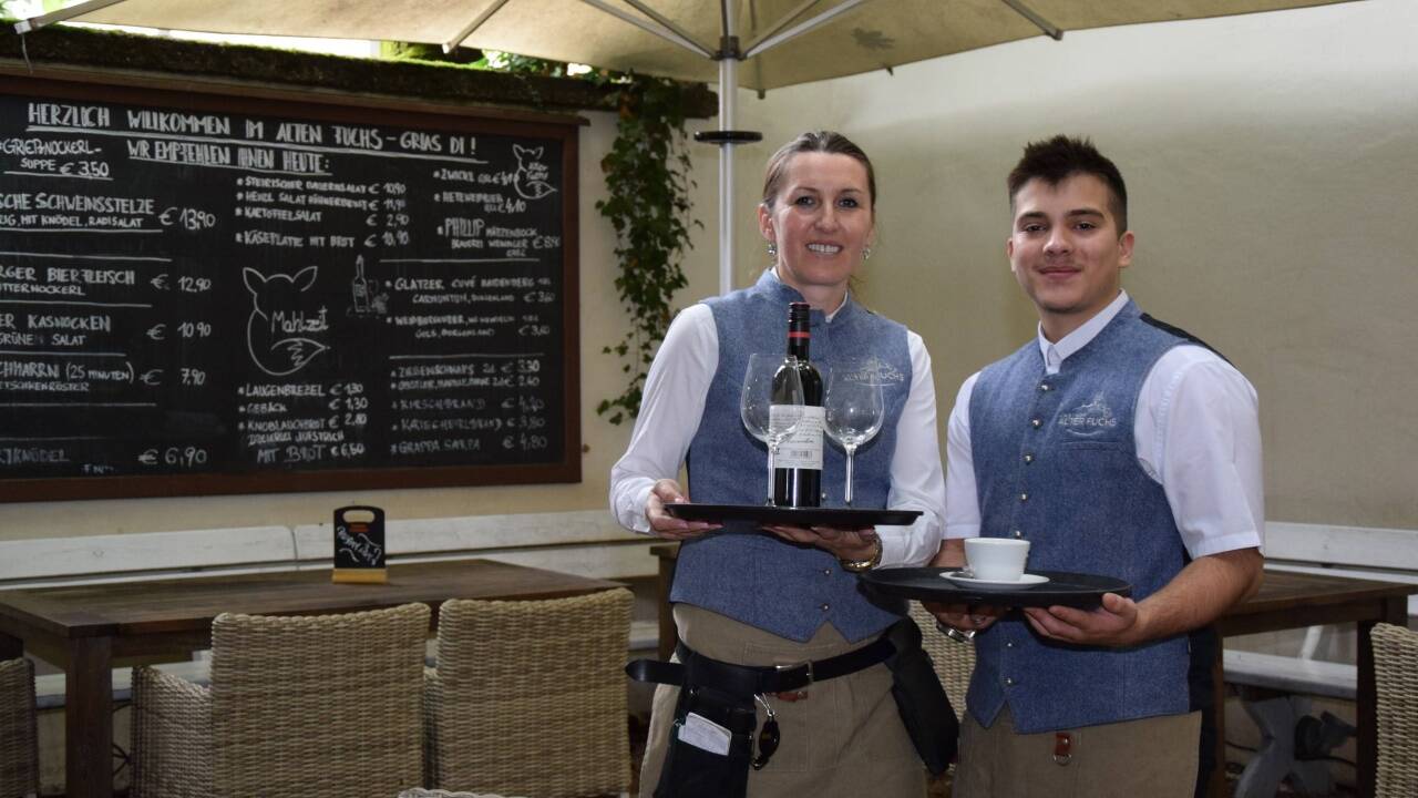 Dragana Dikic und Filip Grujic servieren im lauschigen Innenhof. 