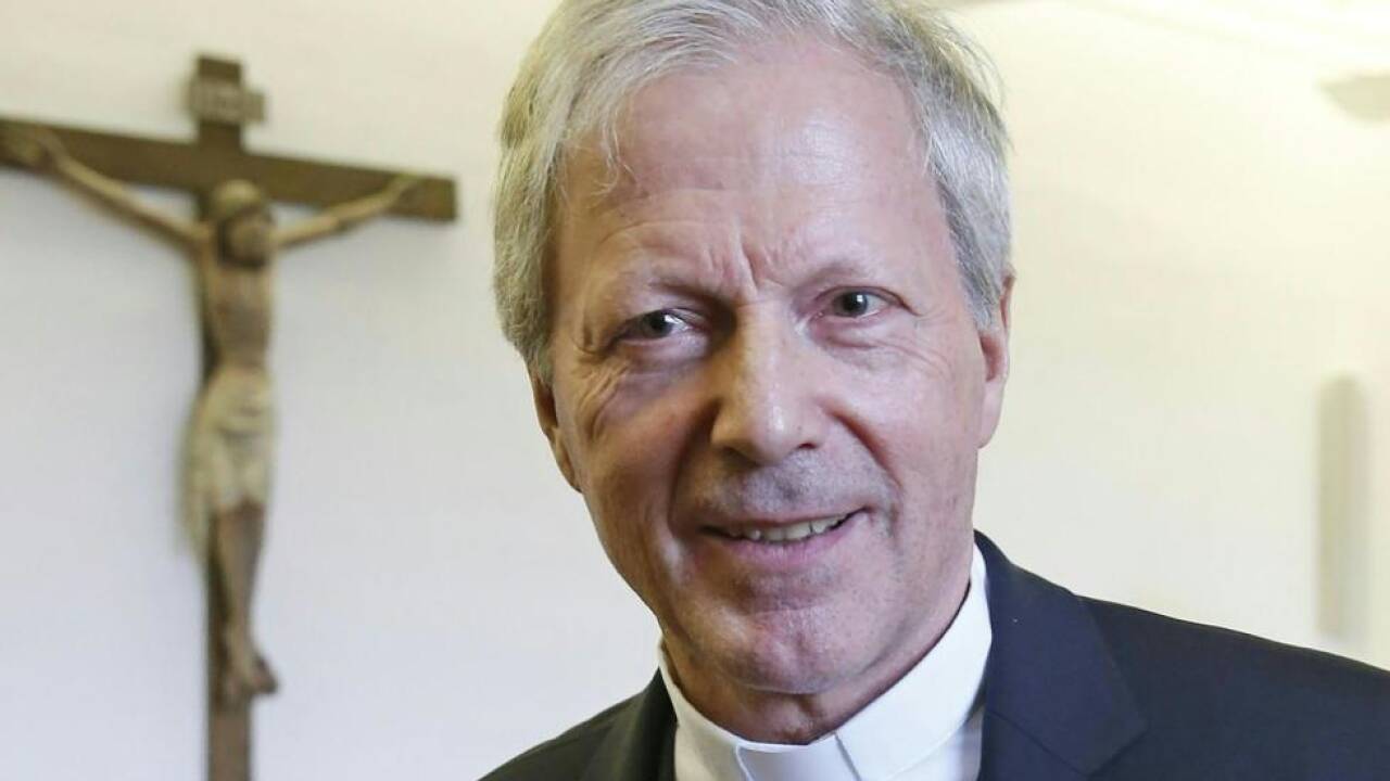 Der Sprecher des Domkapitels der Diözese Gurk, Engelbert Guggenbichler, wurde knapp vor dem Jahrestag seiner Wahl durch den Vatikan abgesetzt. Sonst hätte er ab Anfang Juli nach dem Kirchenrecht automatisch größere Kompetenzen bekommen, hieß es. 