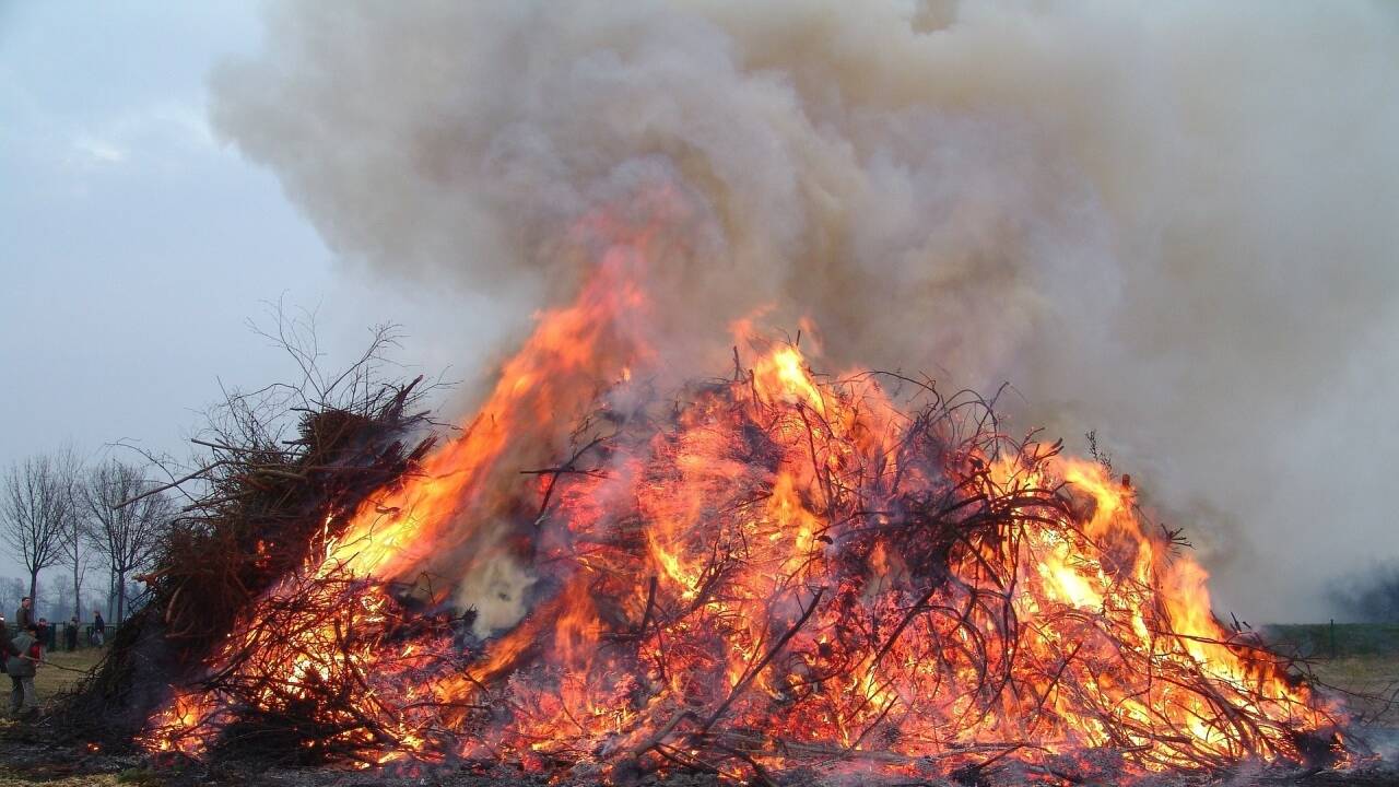Das Osterfeuer ist vor allem in Salzburg, Lungau noch eine beliebte Tradition zu Ostern.  