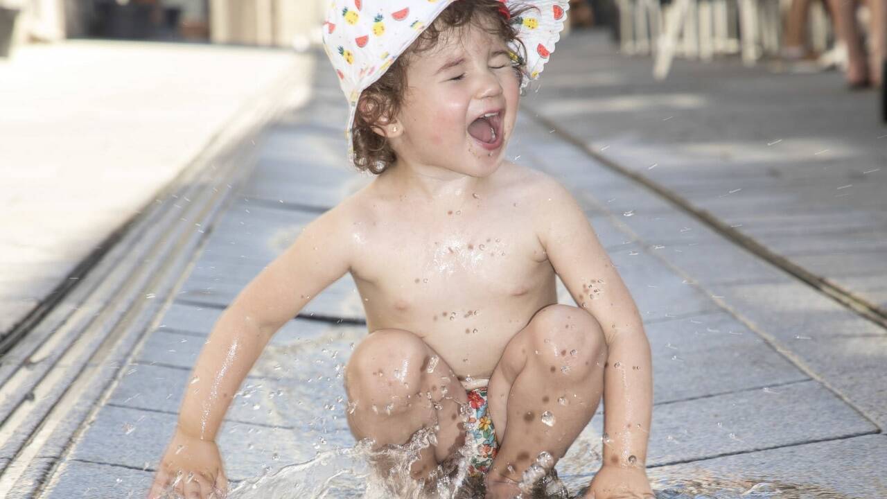 Mia erfrischte sich am Sonntag in einem Brunnen in der Salzburger Altstadt. 