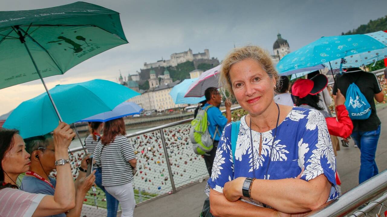 Während sich an den zahlenmäßig deutlich mehr Individual-Touristen, die für einen Tagesausflug in die Stadt Salzburg kommen niemand stoße, seien die Reisegruppen zum Feindbild geworden, sagt Inez Reichl-de Hoogh, Sprecherin der Salzburger Fremdenführer. 