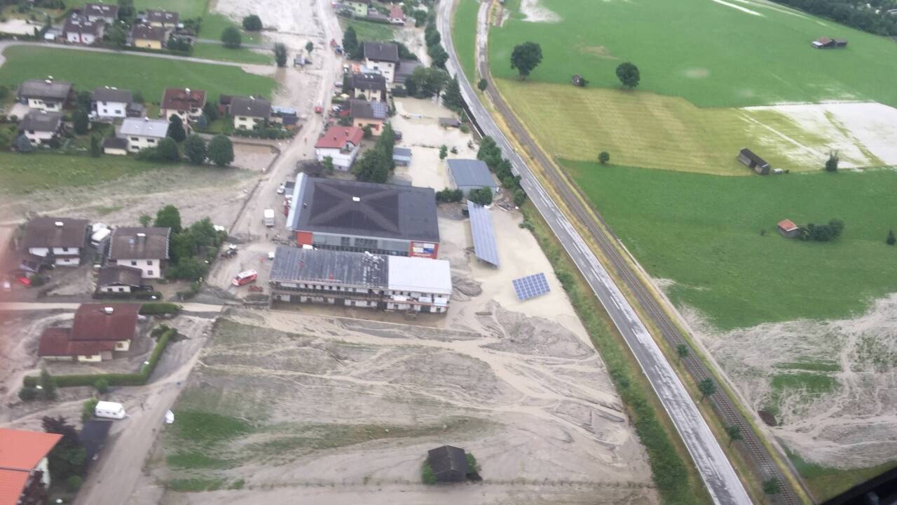 Aus der Vogelperspektive: Der Manlitzbach hat am Montagabend nach heftigen Regenfällen Teile von Uttendorf verwüstet. 