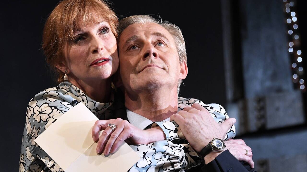 Joseph Lorenz als Leonidas und Fanny Stavjanik als Amelie.  