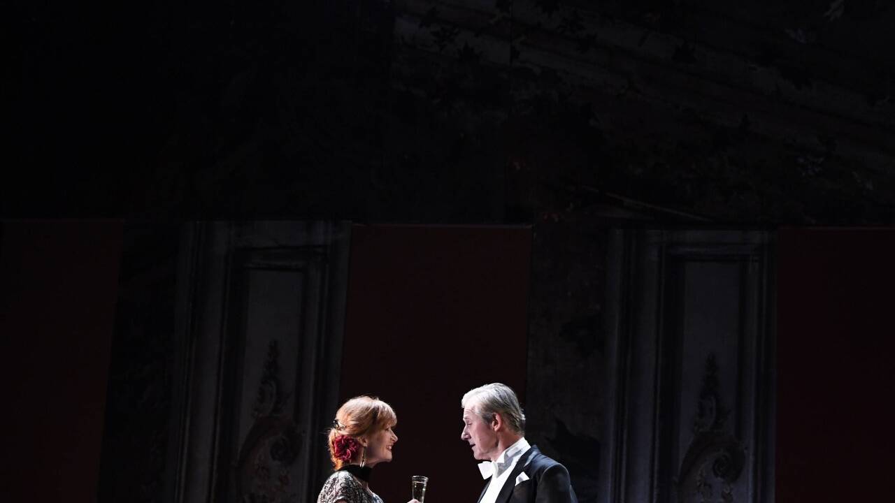 Joseph Lorenz als Leonidas und Fanny Stavjanik als Amelie.  